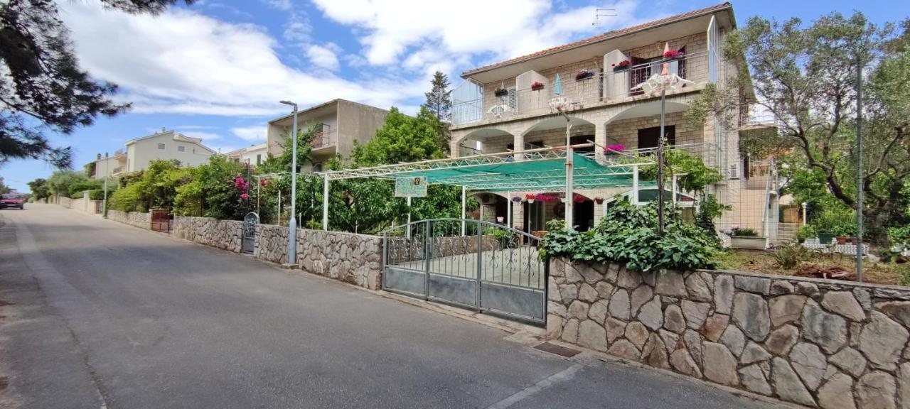 Apartments 1000 Flowers Stari Grad  Exterior photo