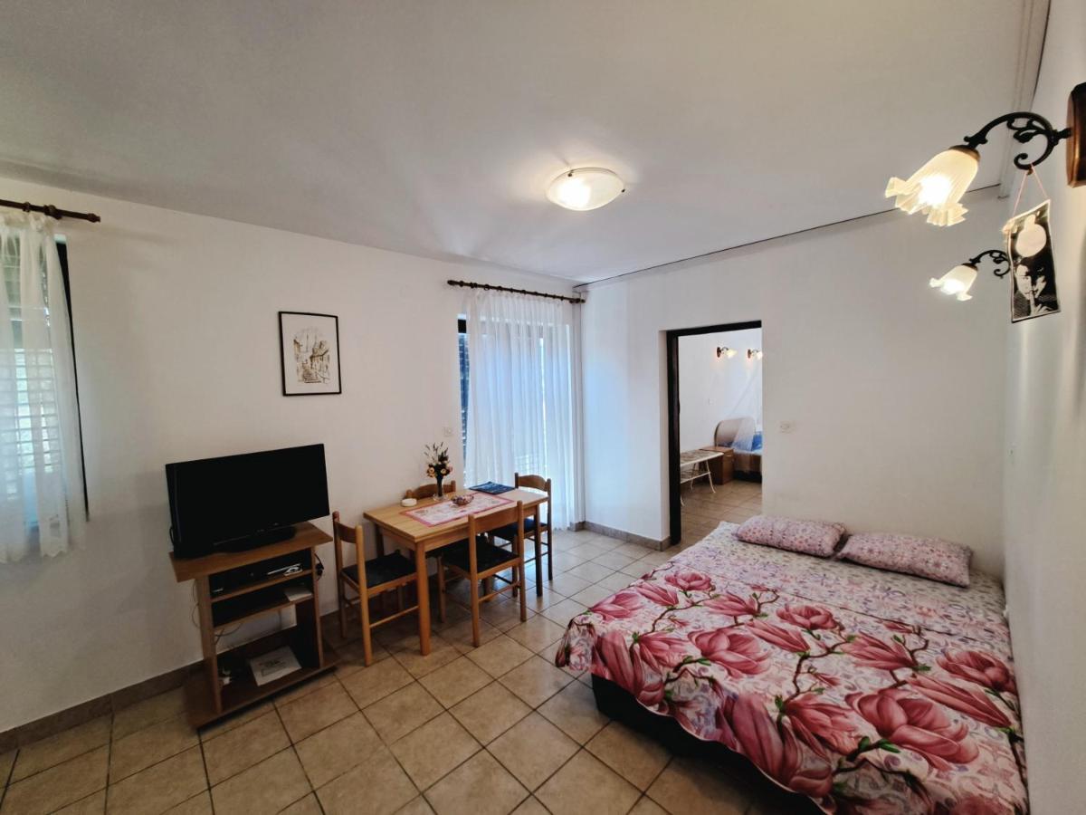 Apartments 1000 Flowers Stari Grad  Exterior photo