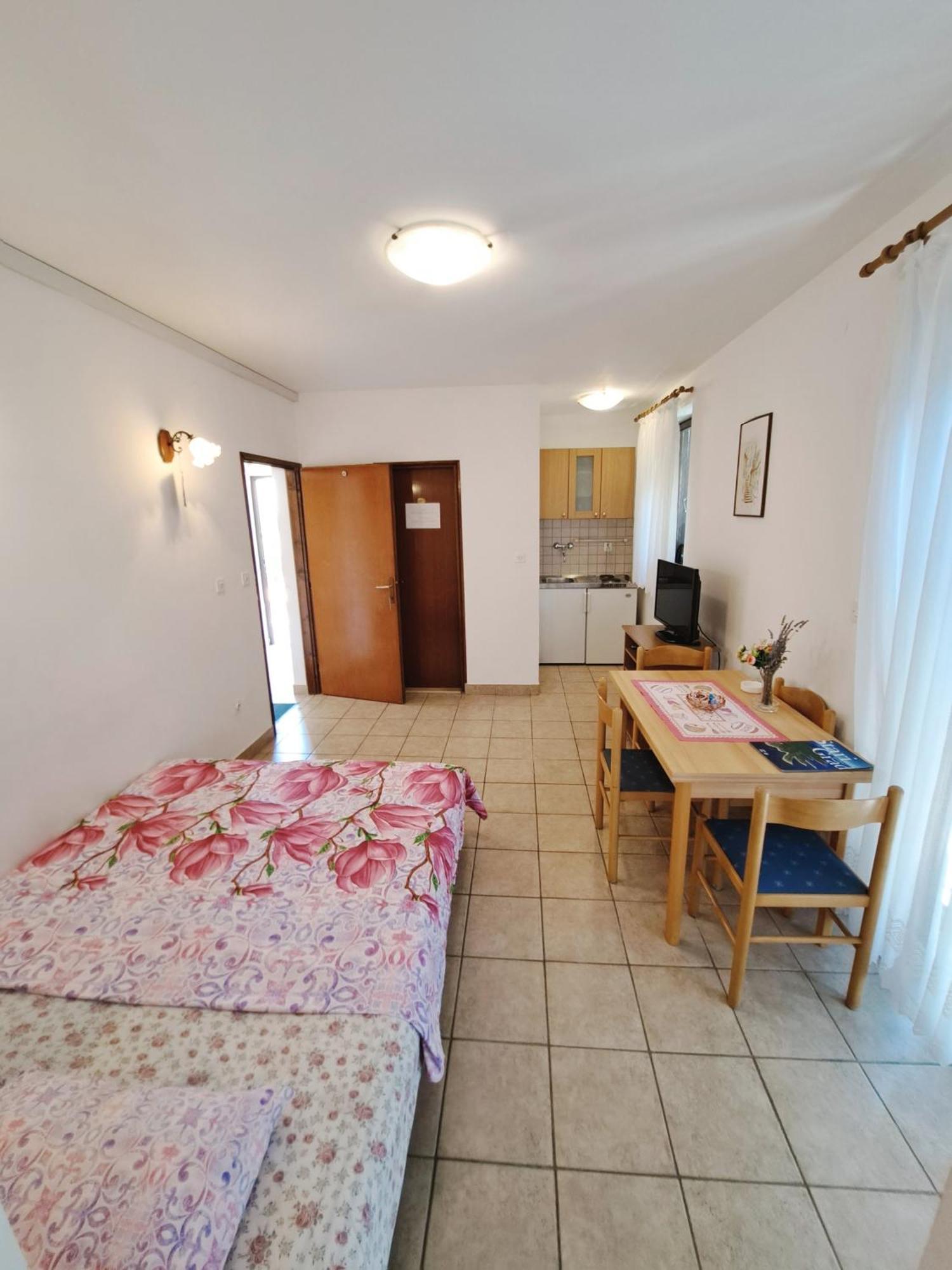 Apartments 1000 Flowers Stari Grad  Room photo