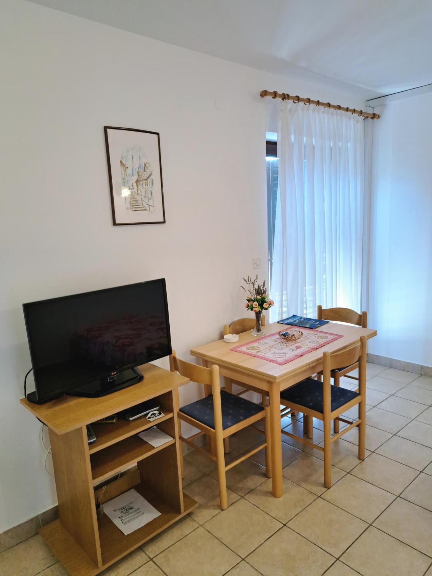 Apartments 1000 Flowers Stari Grad  Room photo