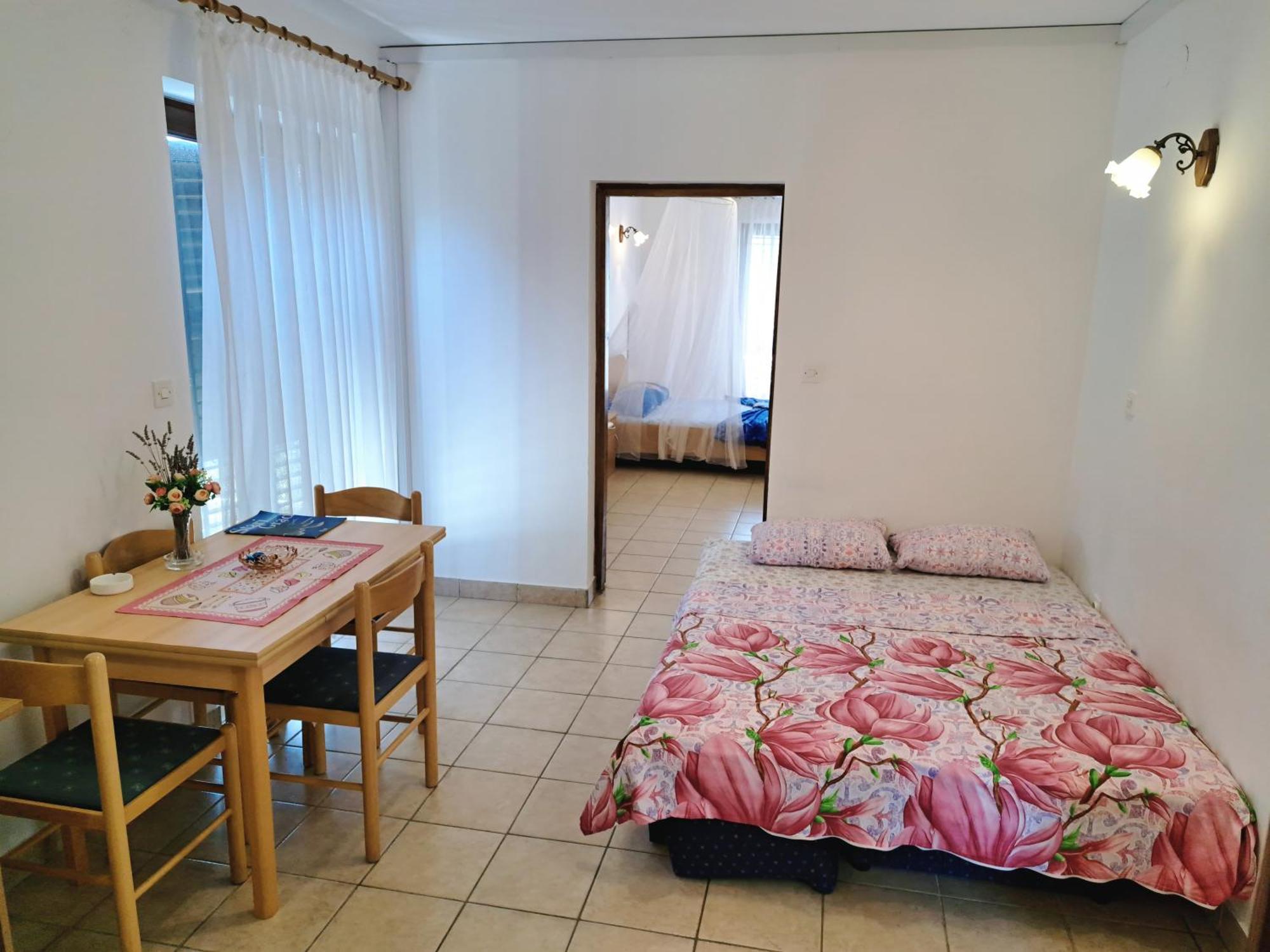 Apartments 1000 Flowers Stari Grad  Room photo