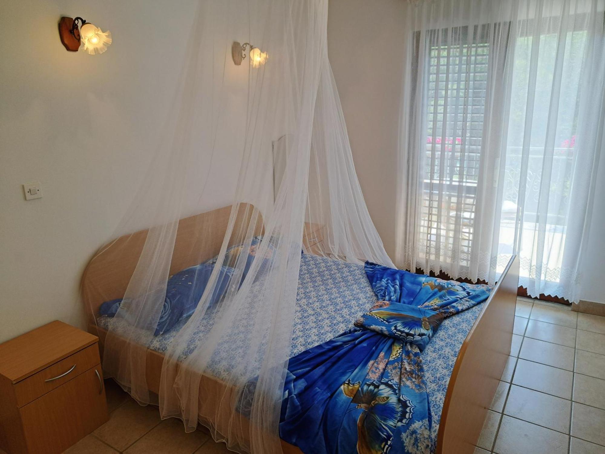 Apartments 1000 Flowers Stari Grad  Room photo