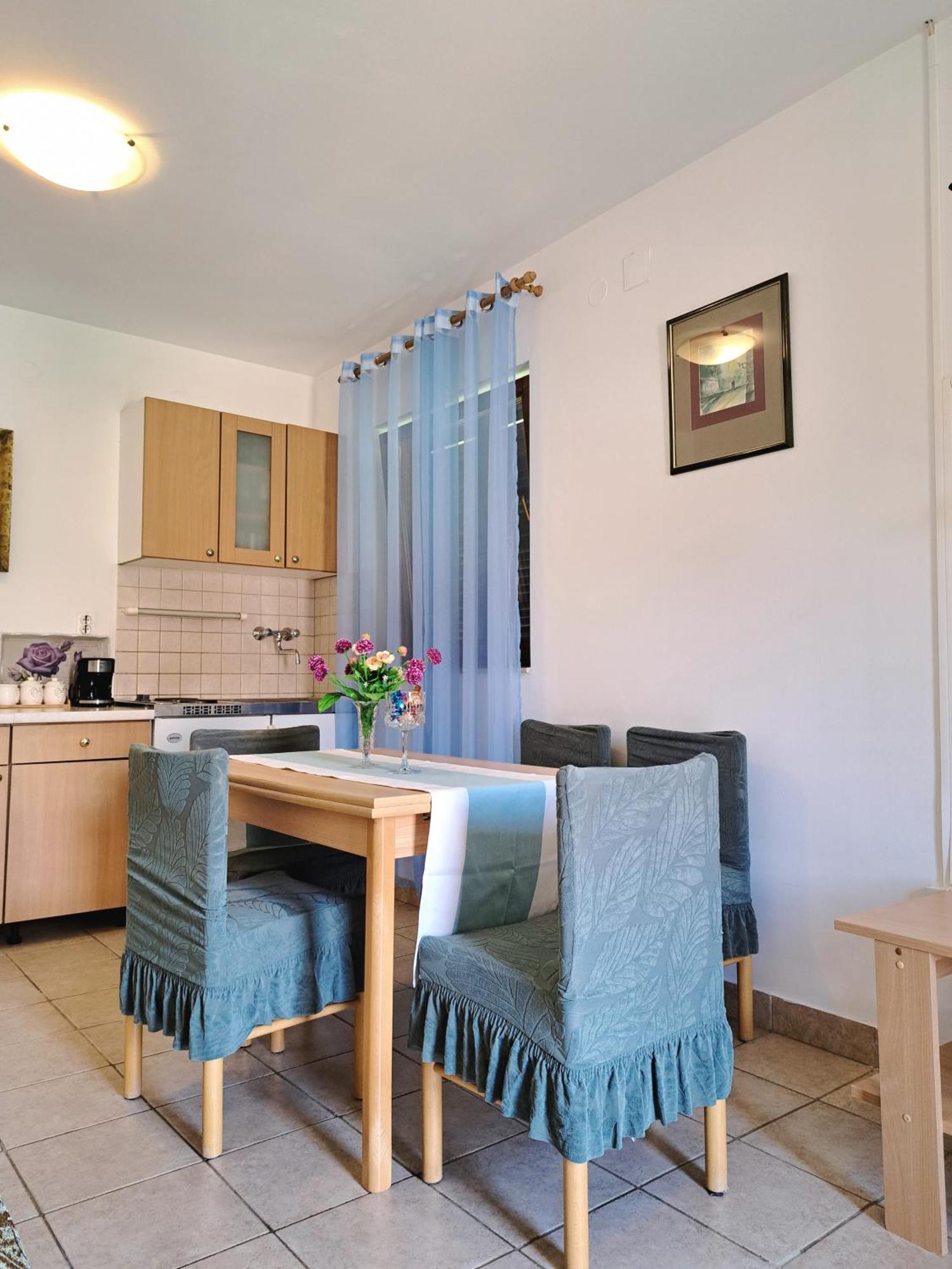 Apartments 1000 Flowers Stari Grad  Room photo