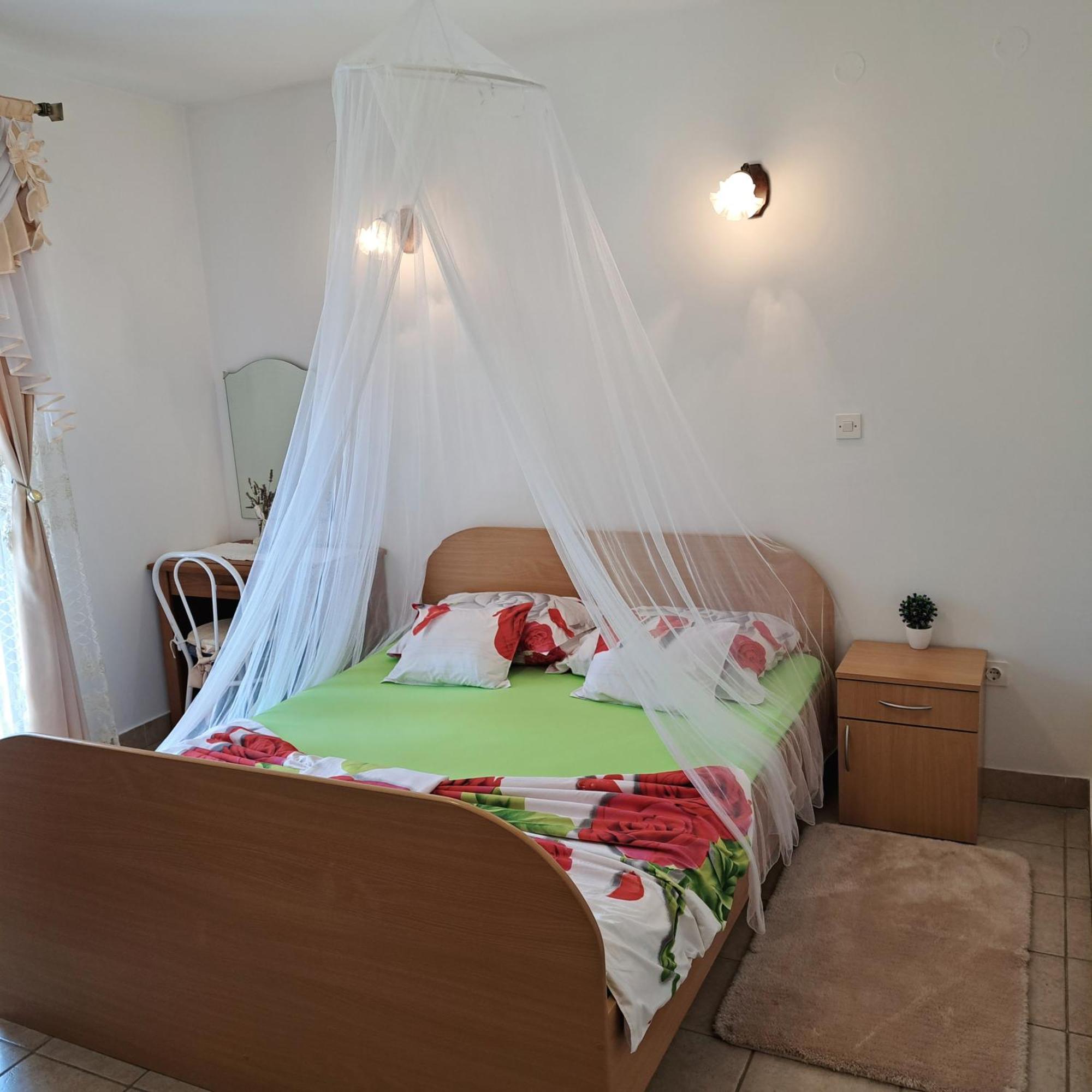Apartments 1000 Flowers Stari Grad  Room photo
