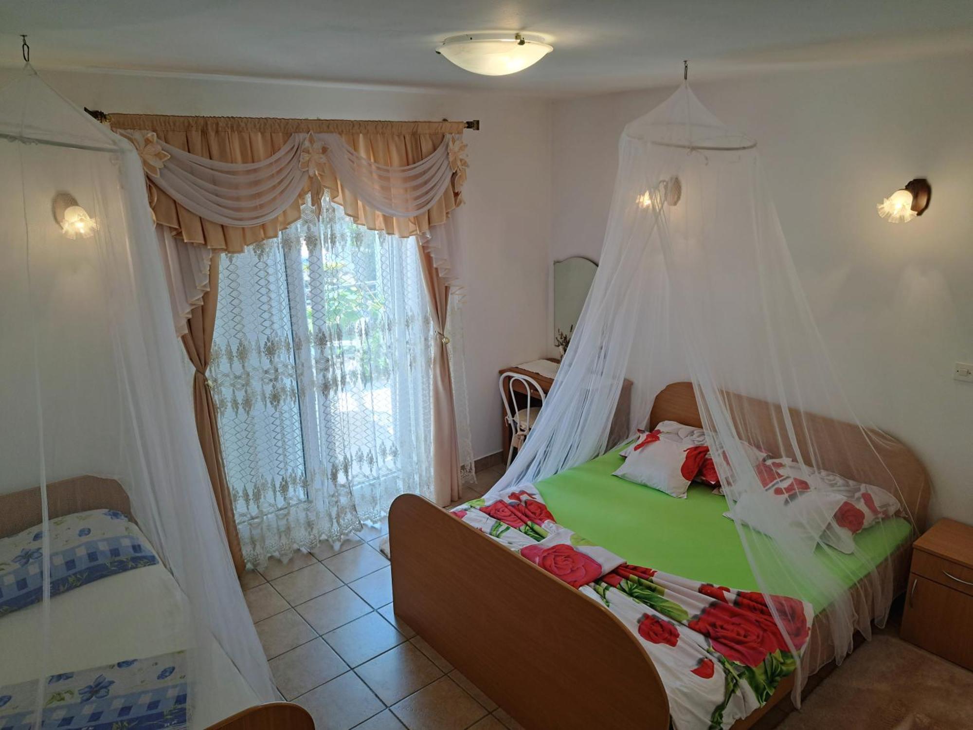 Apartments 1000 Flowers Stari Grad  Room photo