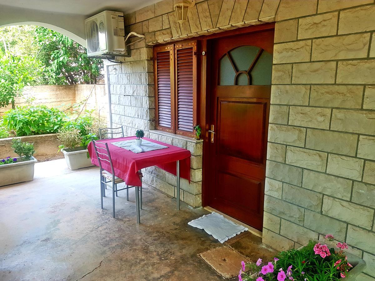 Apartments 1000 Flowers Stari Grad  Exterior photo